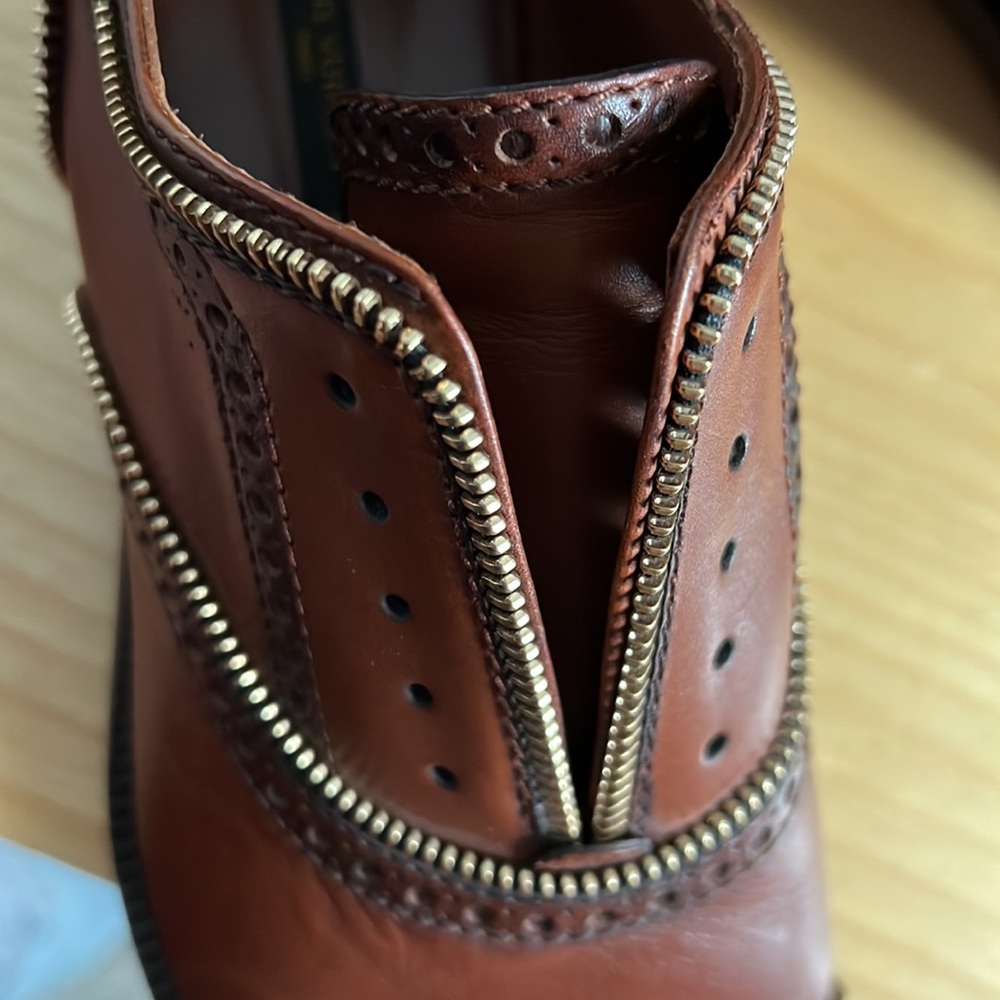 Classy Louis Vuitton shoe - gently worn - Picture 9 of 9
